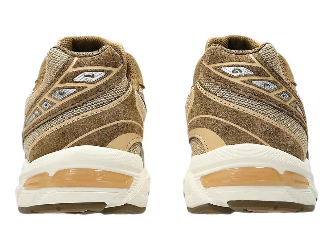 Tenis deportivos ASICS GEL-1130 en color beige y marrón con detalles plateados y suela blanca.