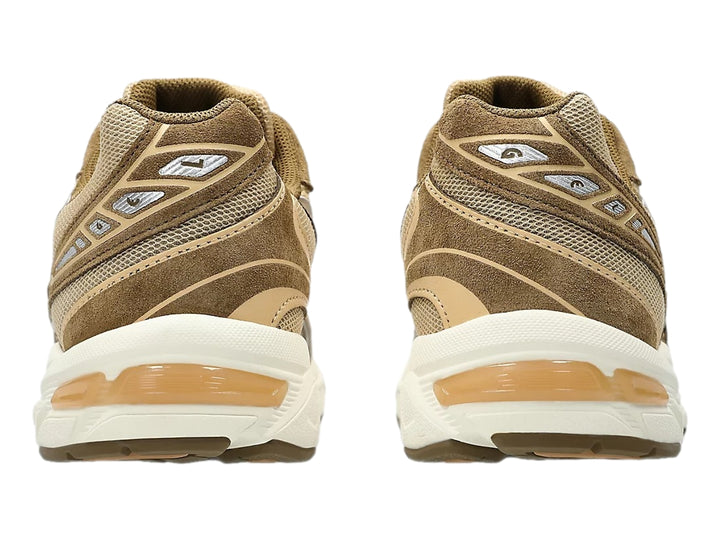 Tenis deportivos ASICS GEL-1130 en color beige y marrón con detalles plateados y suela blanca.