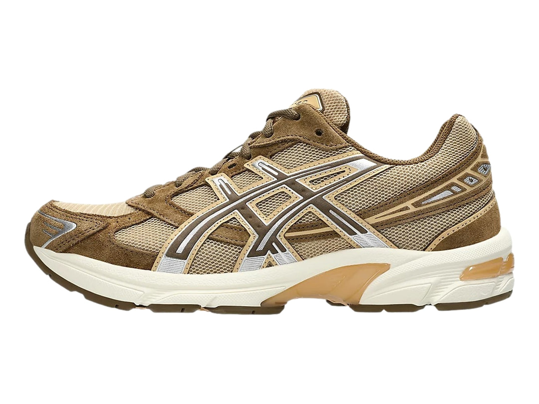 Tenis deportivos ASICS GEL-1130 en color beige y marrón con detalles plateados y suela blanca.