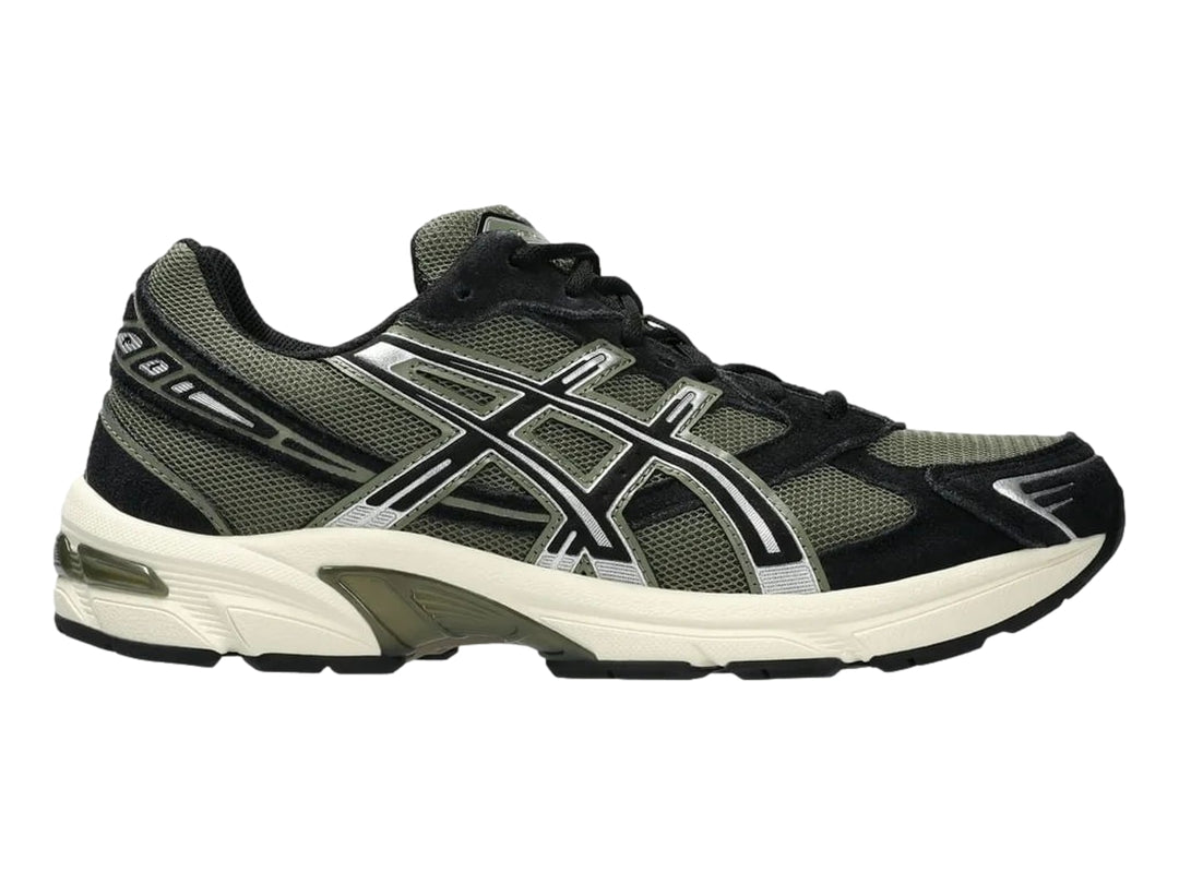 Tenis ASICS GEL-1130 color negro y verde oliva con suela blanca hueso.