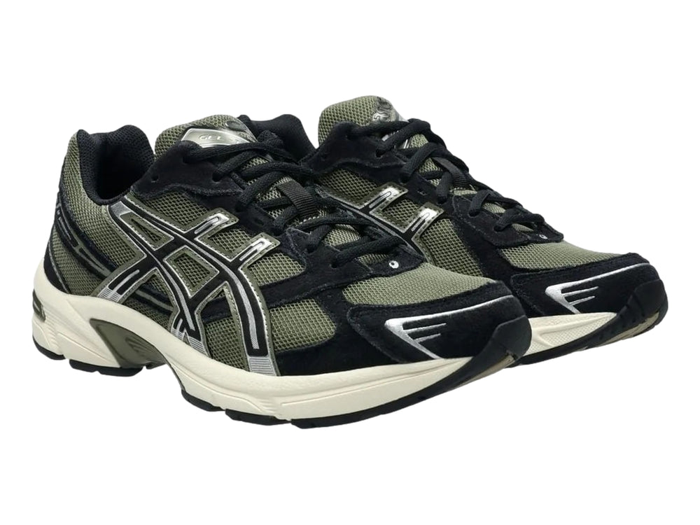 Tenis ASICS GEL-1130 color negro y verde oliva con suela blanca hueso.