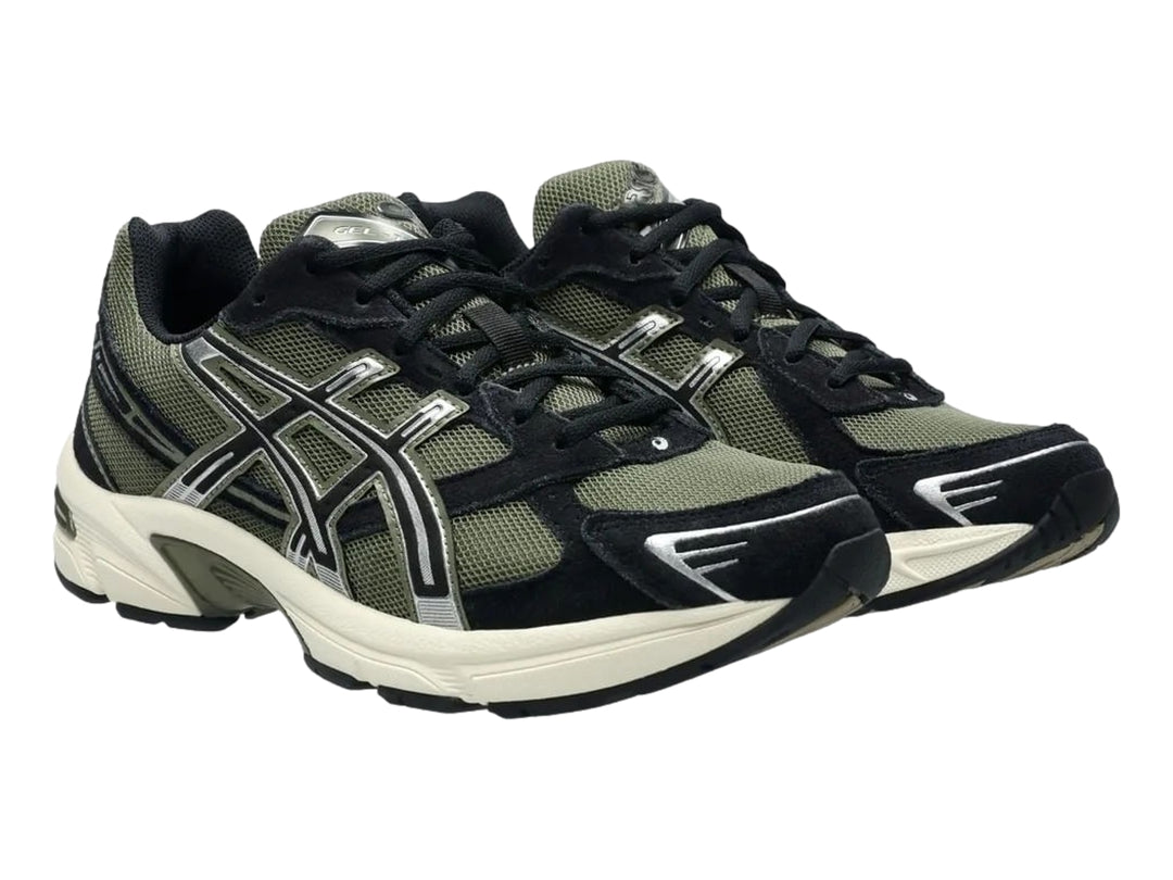 Tenis ASICS GEL-1130 color negro y verde oliva con suela blanca hueso.