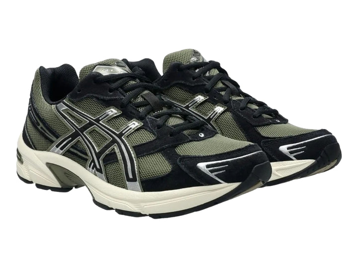 Tenis ASICS GEL-1130 color negro y verde oliva con suela blanca hueso.