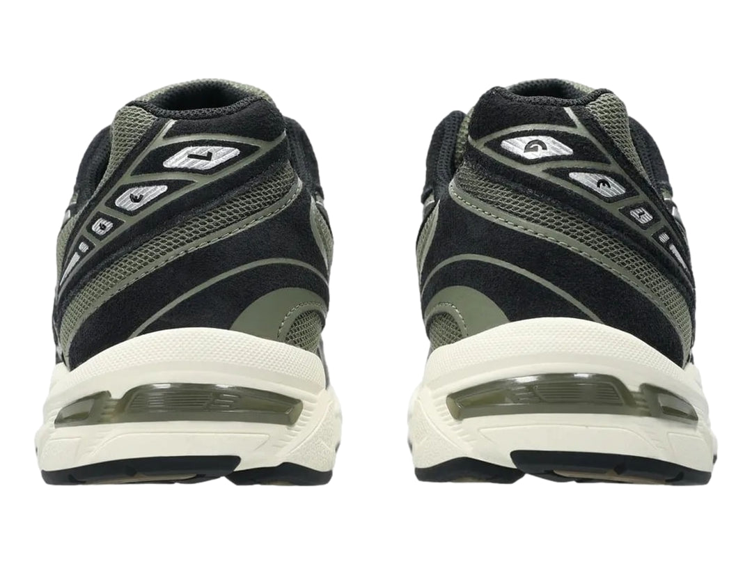Tenis ASICS GEL-1130 color negro y verde oliva con suela blanca hueso.
