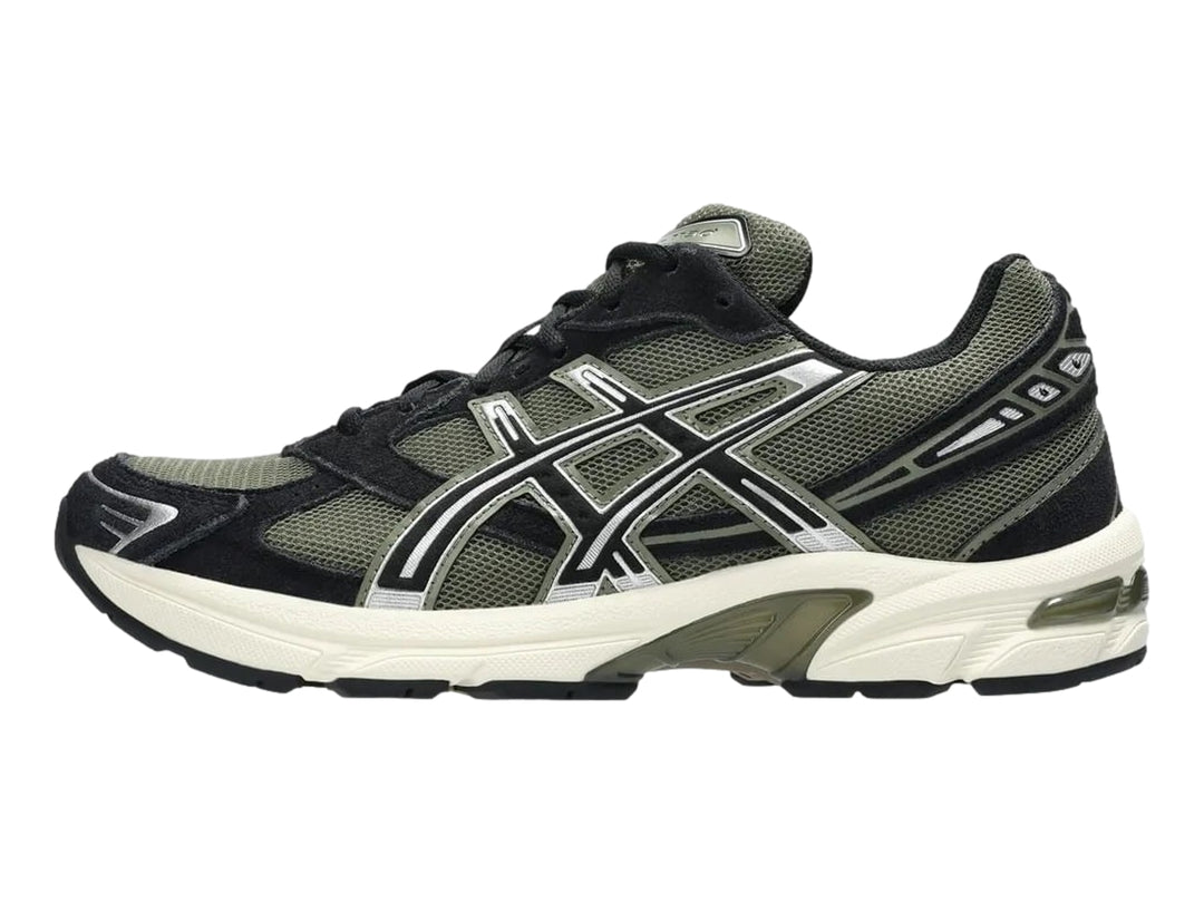Tenis ASICS GEL-1130 color negro y verde oliva con suela blanca hueso.