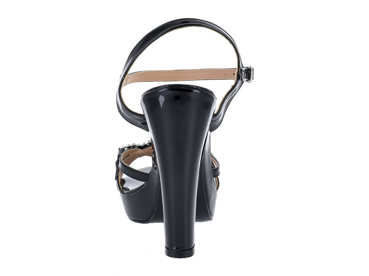 Sandalia de tacón alto y plataforma en charol negro con adorno brillante frontal.