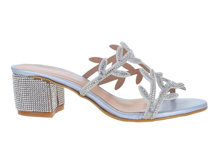Sandalias color plata con tacón cuadrado y tiras decoradas con brillantes.