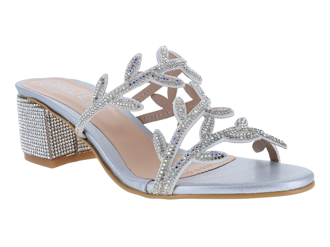 Sandalias color plata con tacón cuadrado y tiras decoradas con brillantes.