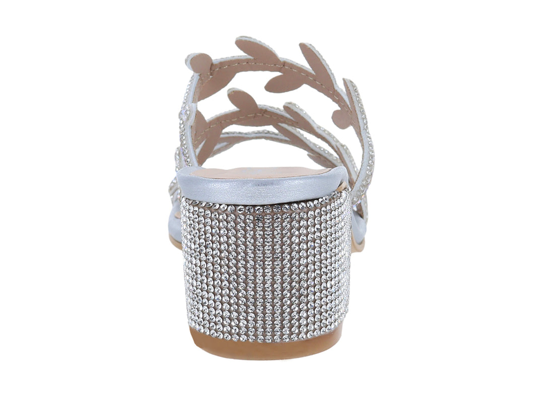 Sandalias color plata con tacón cuadrado y tiras decoradas con brillantes.