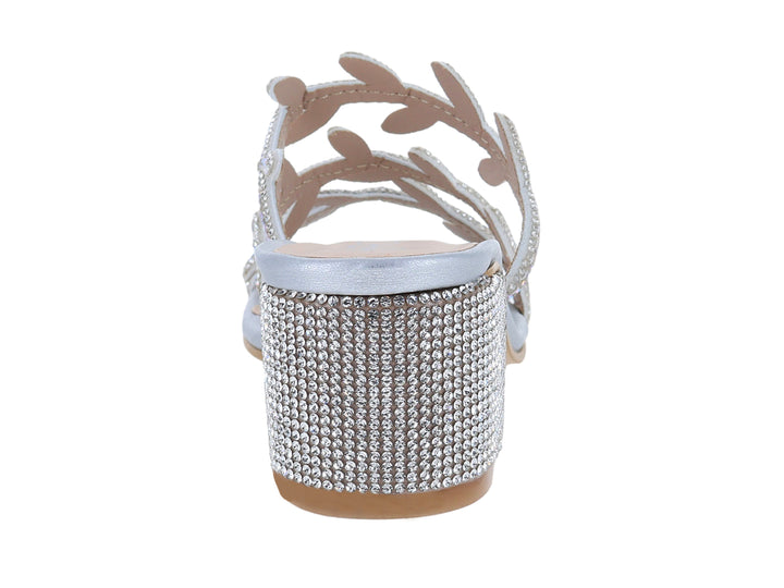 Sandalias color plata con tacón cuadrado y tiras decoradas con brillantes.