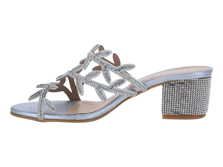 Sandalias color plata con tacón cuadrado y tiras decoradas con brillantes.