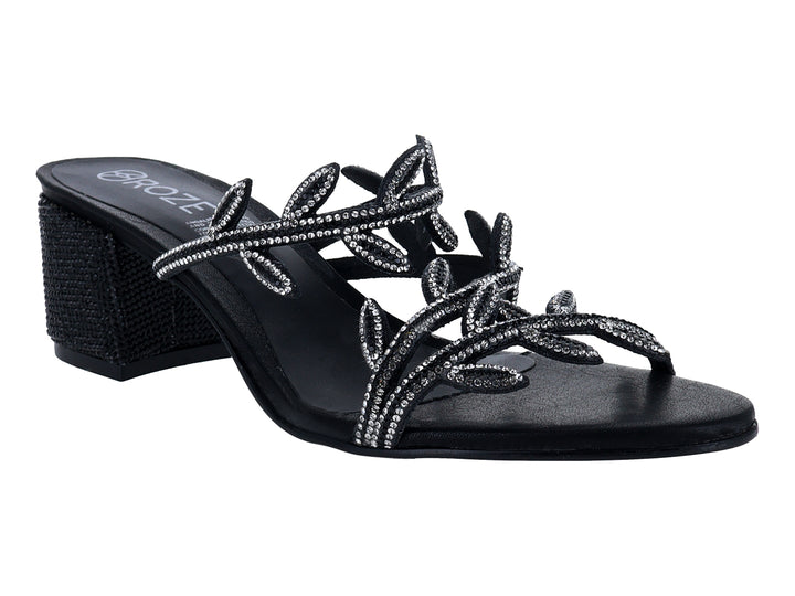 Sandalias negras de tacón cuadrado con tiras decoradas con brillantes.