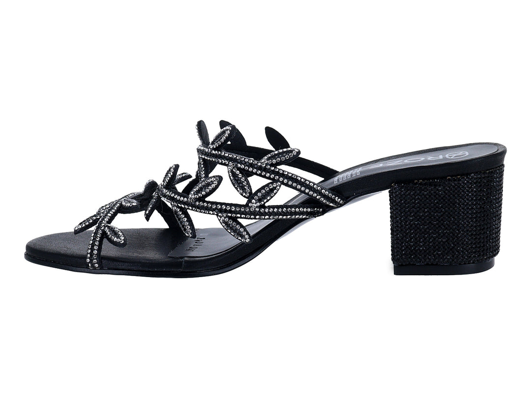 Sandalias negras de tacón cuadrado con tiras decoradas con brillantes.