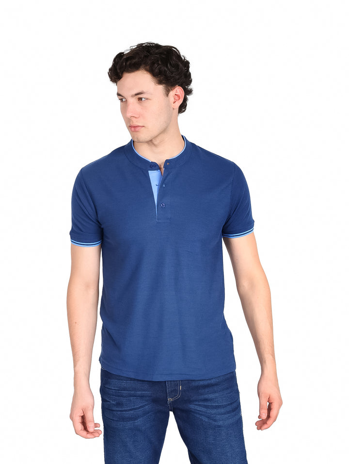 Hombre vistiendo playera azul de manga corta con cuello Henley y detalles en azul claro en cuello y mangas.