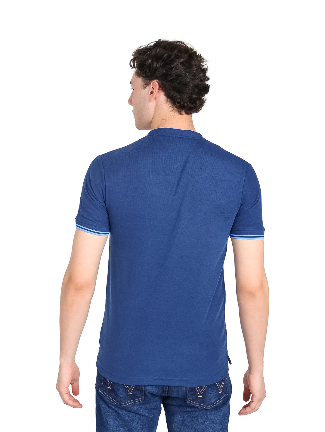 Hombre vistiendo playera azul de manga corta con cuello Henley y detalles en azul claro en cuello y mangas.