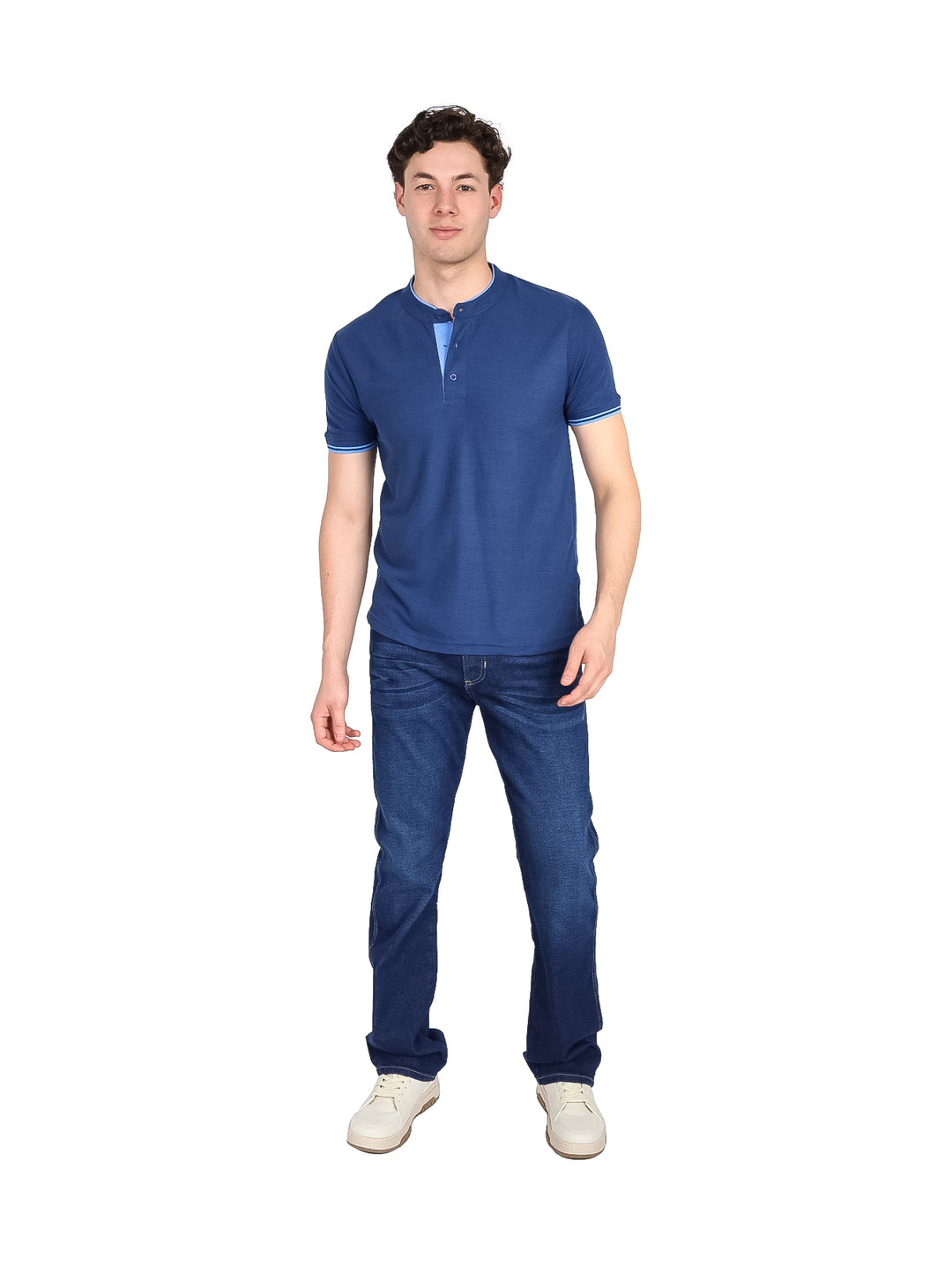 Hombre vistiendo playera azul de manga corta con cuello Henley y detalles en azul claro en cuello y mangas.