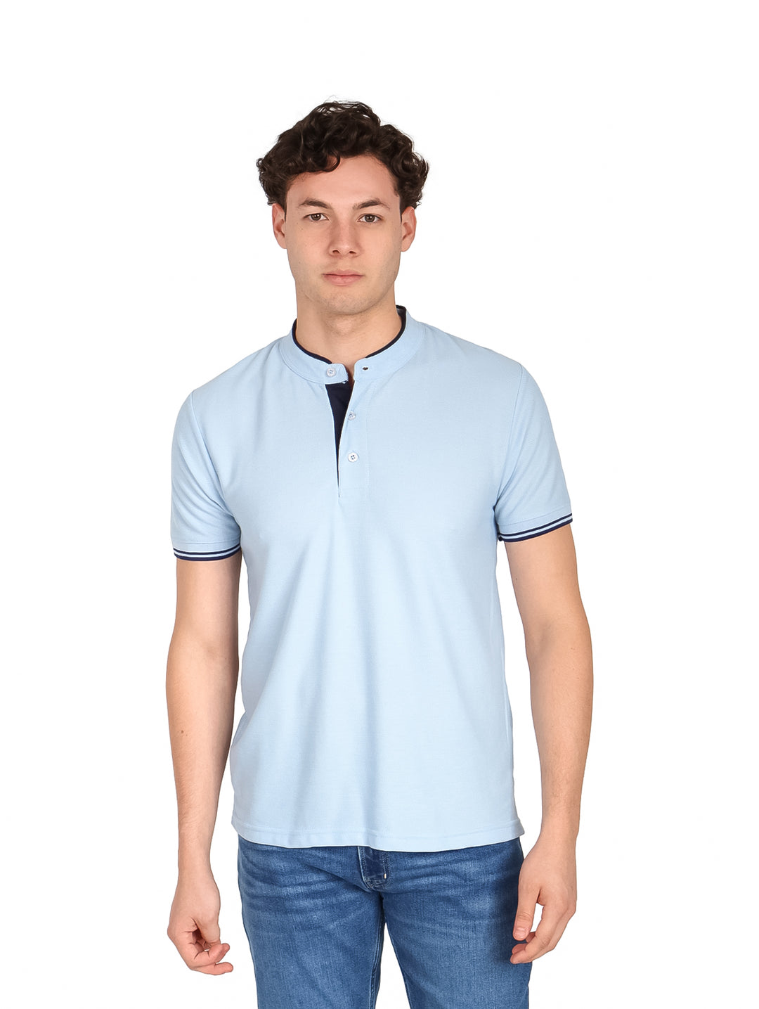 Playera azul claro para hombre con cuello Henley y ribete azul marino en cuello y mangas.