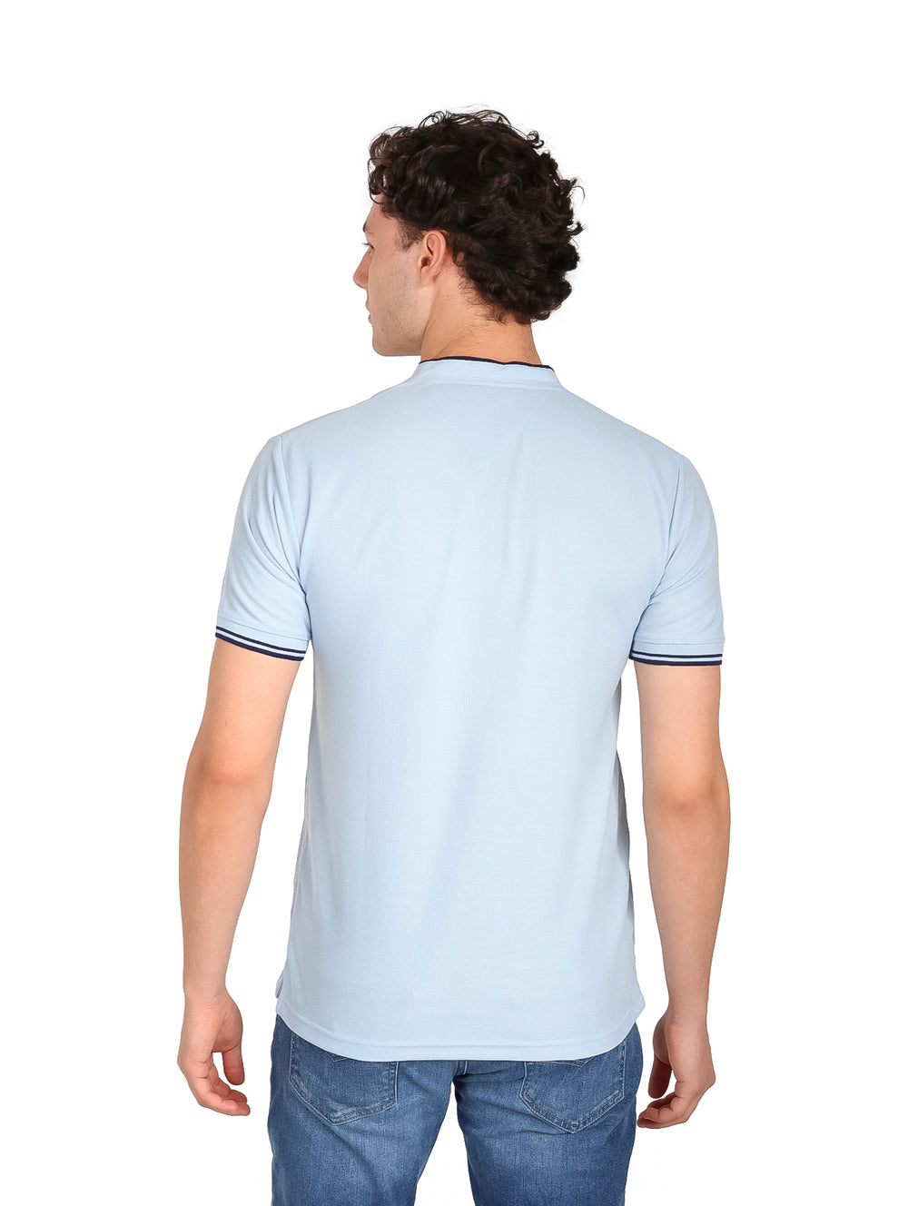 Playera azul claro para hombre con cuello Henley y ribete azul marino en cuello y mangas.