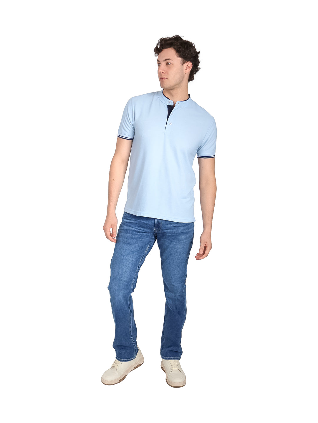Playera azul claro para hombre con cuello Henley y ribete azul marino en cuello y mangas.