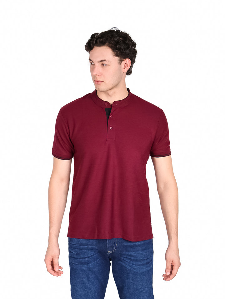 Hombre vistiendo playera color tinto de manga corta con cuello tipo Henley y botones.