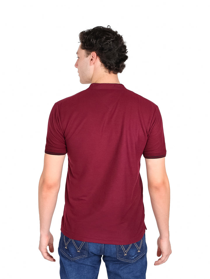 Hombre vistiendo playera color tinto de manga corta con cuello tipo Henley y botones.