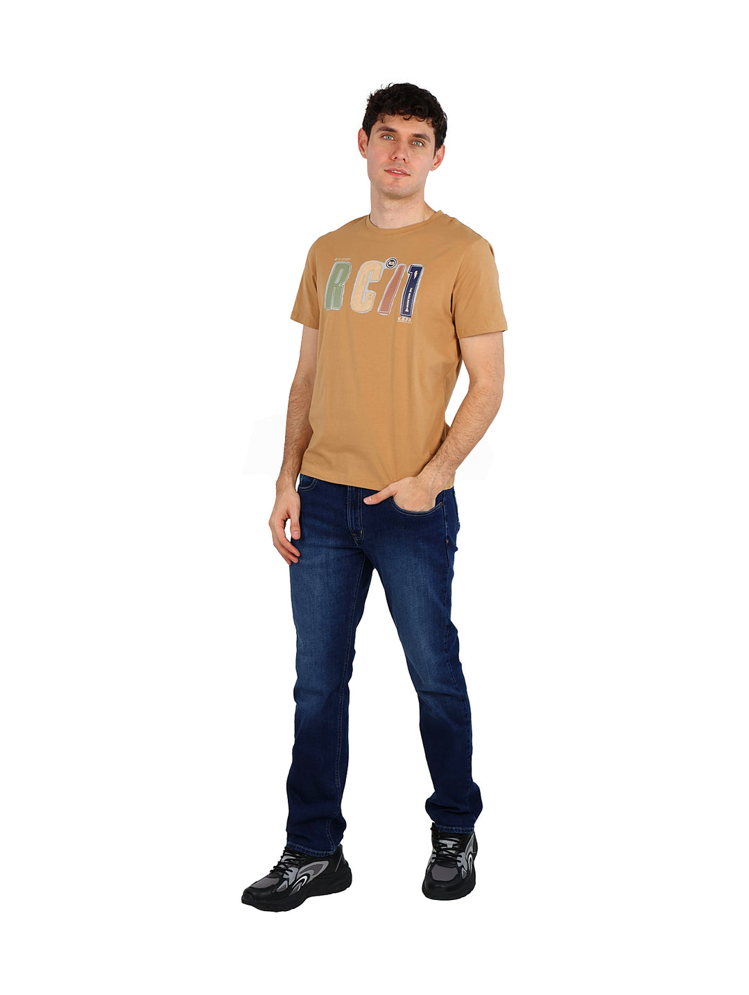 Hombre vistiendo playera de manga corta color café con estampado frontal y jeans azules.