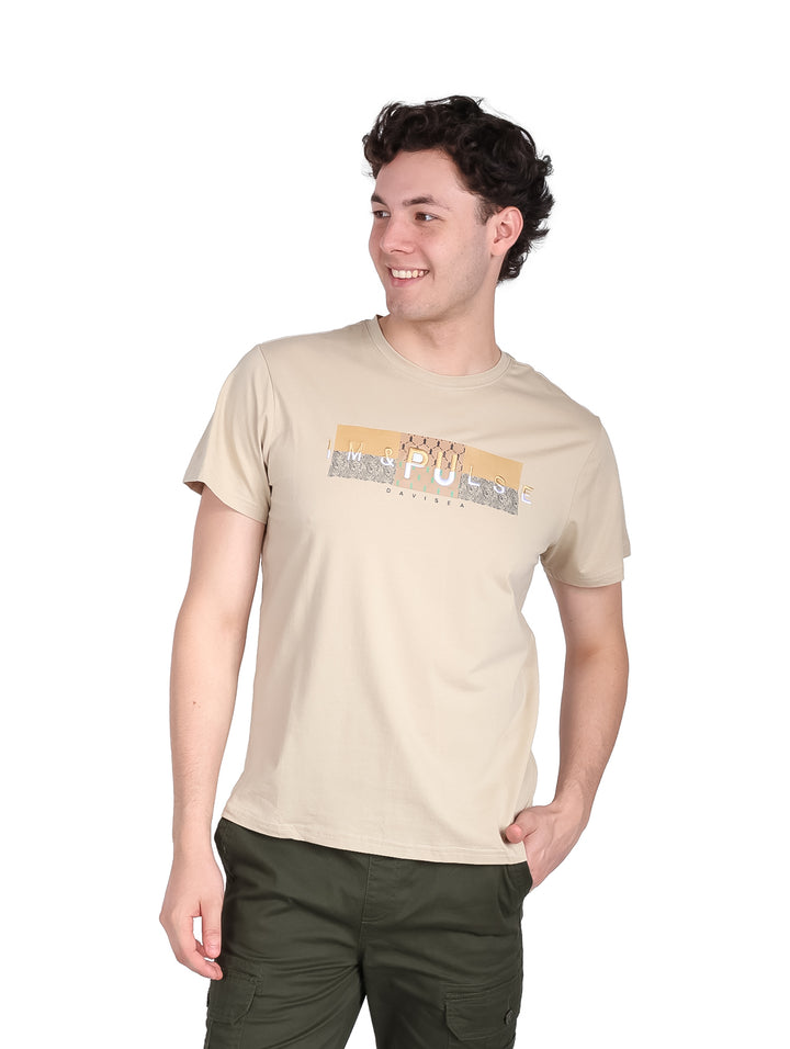 Hombre vistiendo playera de manga corta color gris con estampado frontal en el pecho.