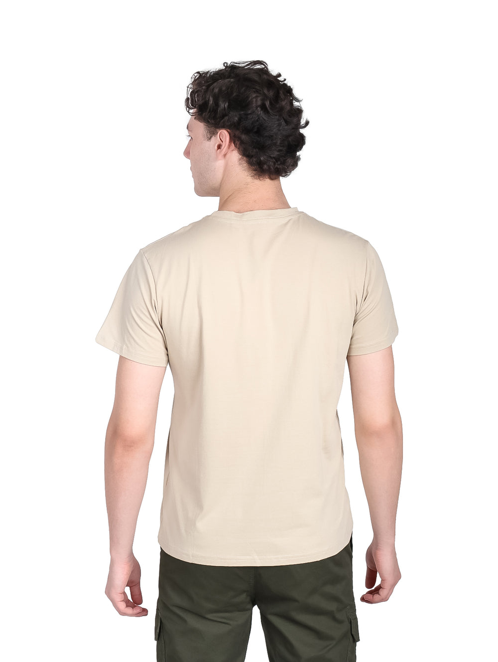 Hombre vistiendo playera de manga corta color gris con estampado frontal en el pecho.
