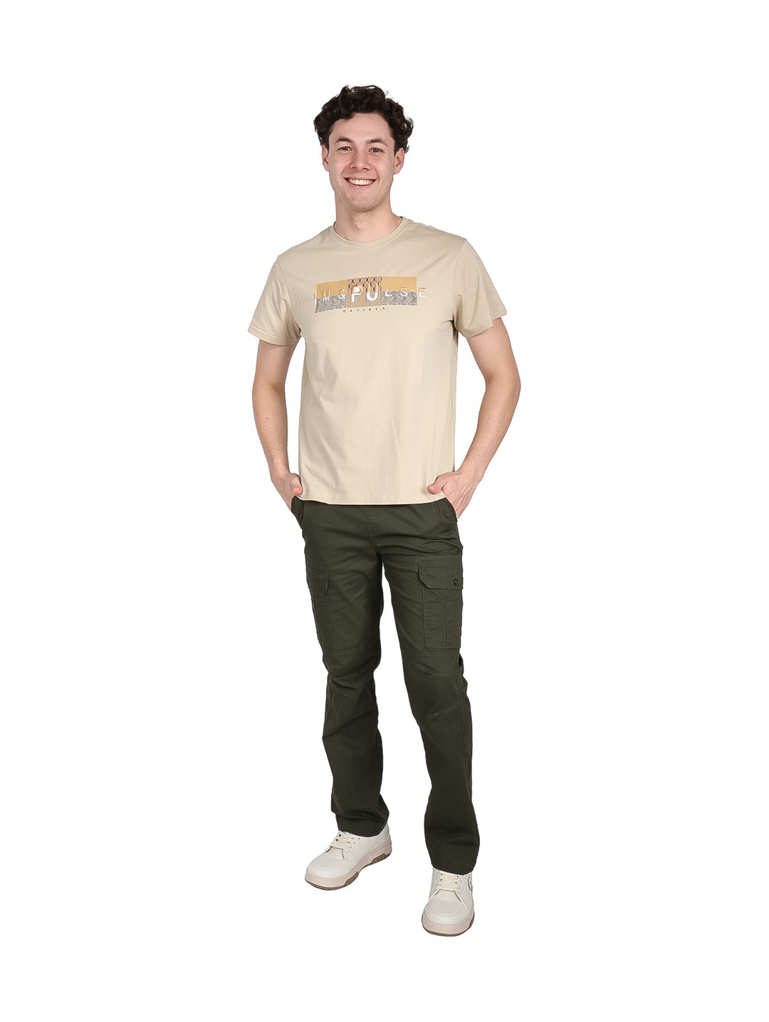 Hombre vistiendo playera de manga corta color gris con estampado frontal en el pecho.
