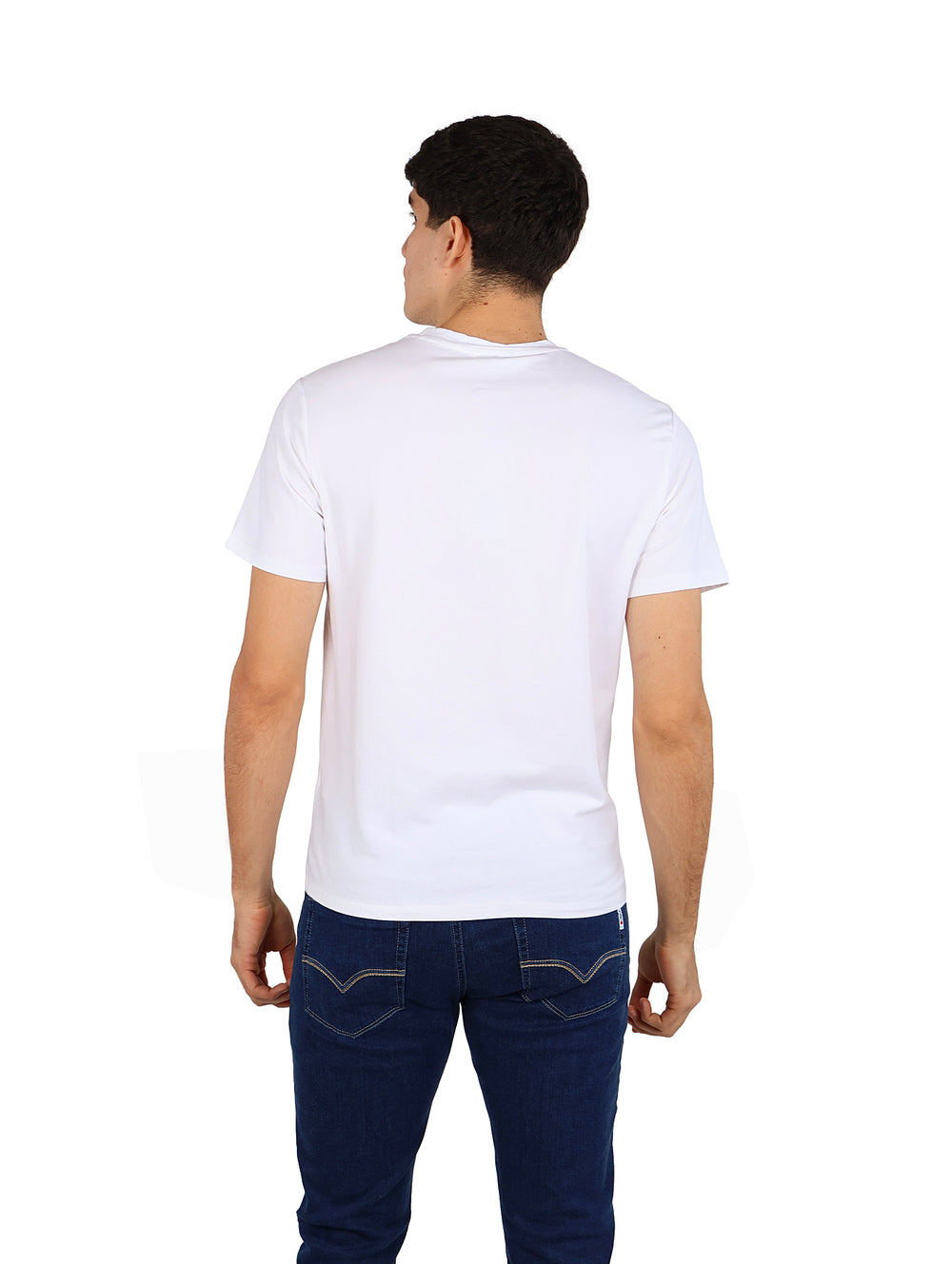 Hombre vistiendo una playera blanca de manga corta con un pequeño estampado gráfico en el pecho.