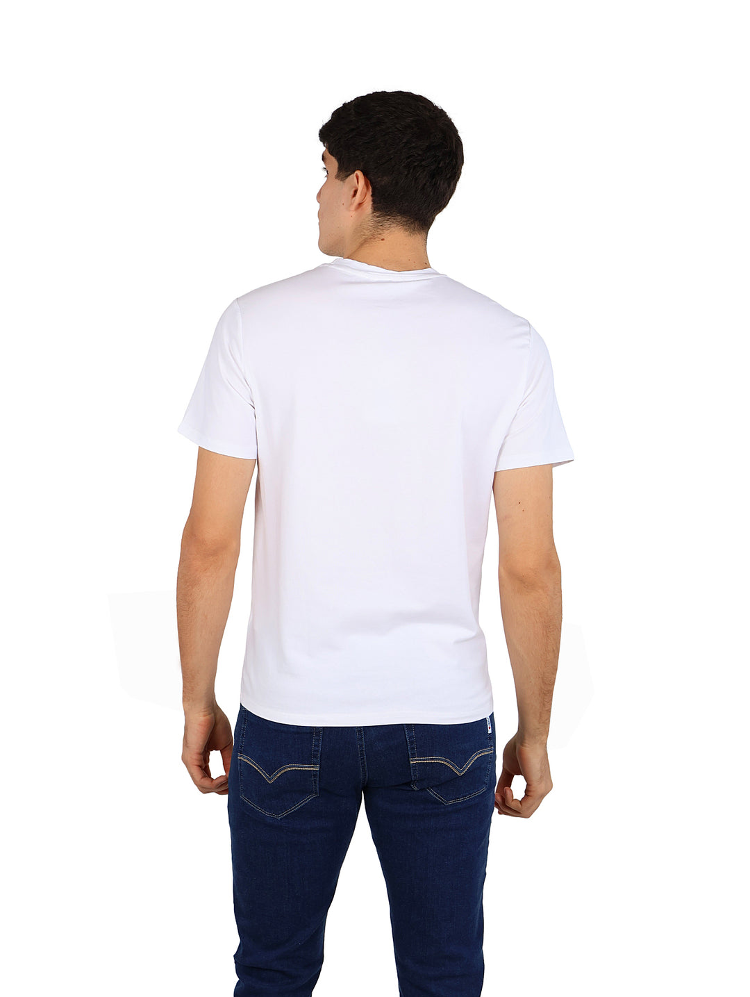Hombre vistiendo una playera blanca de manga corta con un pequeño estampado gráfico en el pecho.