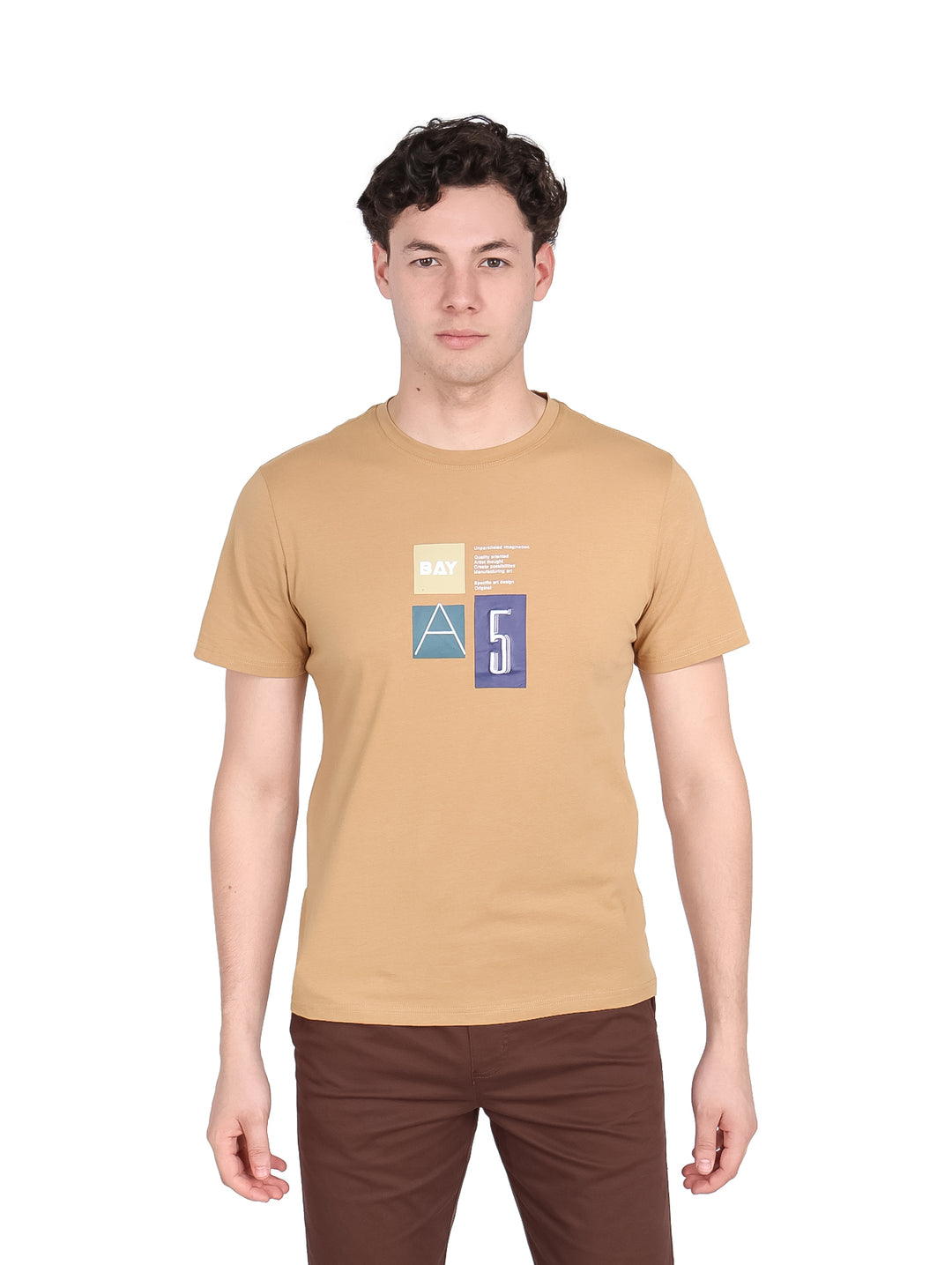 Hombre vistiendo playera de manga corta color café con estampado geométrico en el pecho.