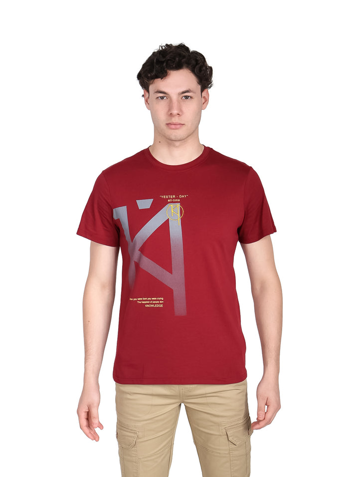 Hombre vistiendo playera roja de manga corta con estampado gráfico en color gris en el pecho.