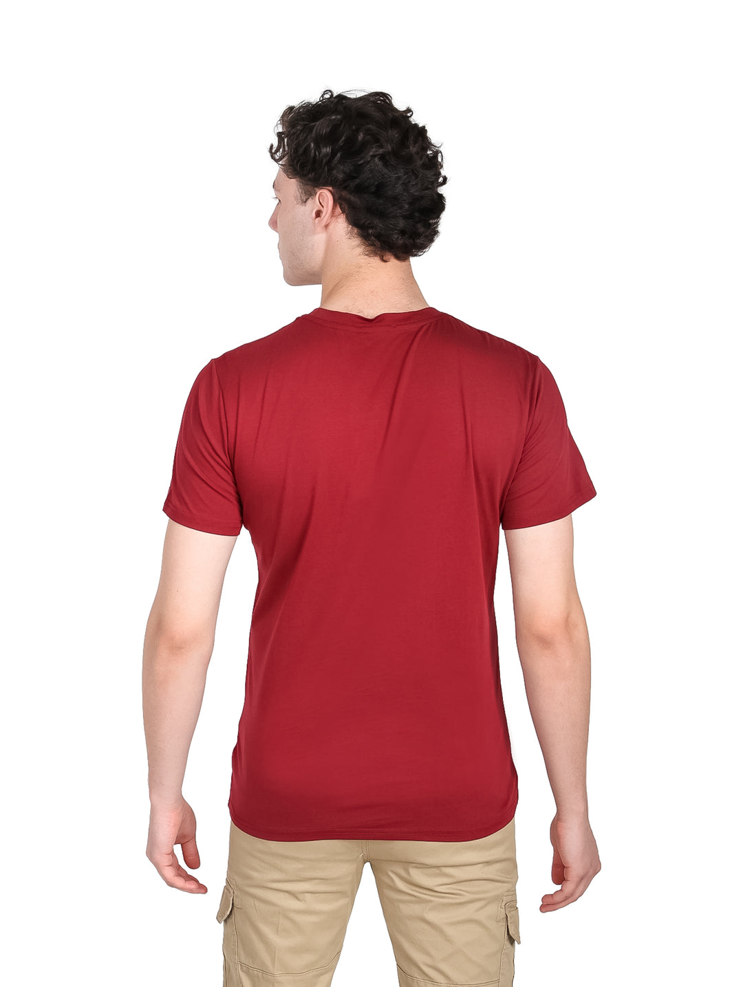 Hombre vistiendo playera roja de manga corta con estampado gráfico en color gris en el pecho.