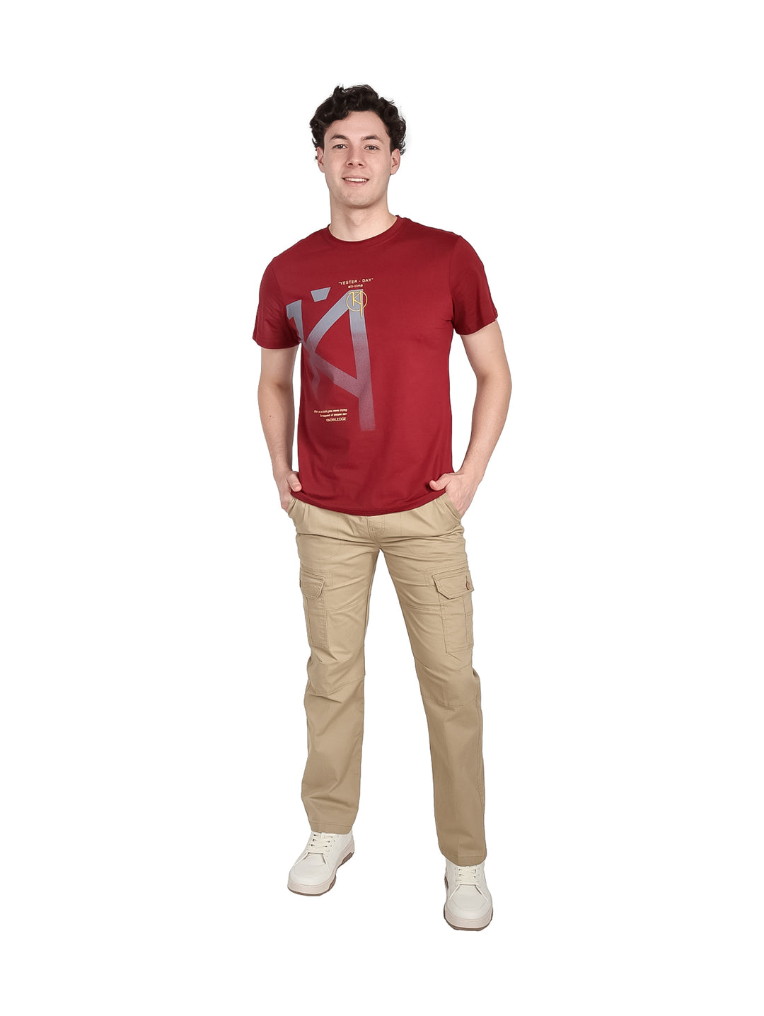 Hombre vistiendo playera roja de manga corta con estampado gráfico en color gris en el pecho.