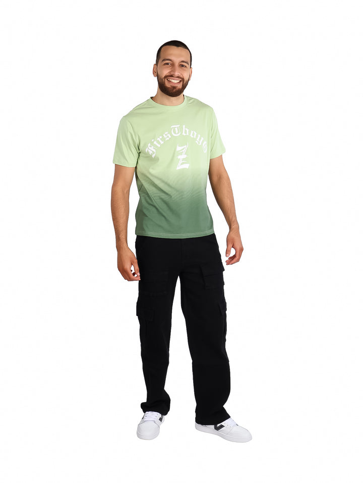 Hombre vistiendo playera verde con efecto degradado y estampado blanco en el pecho.