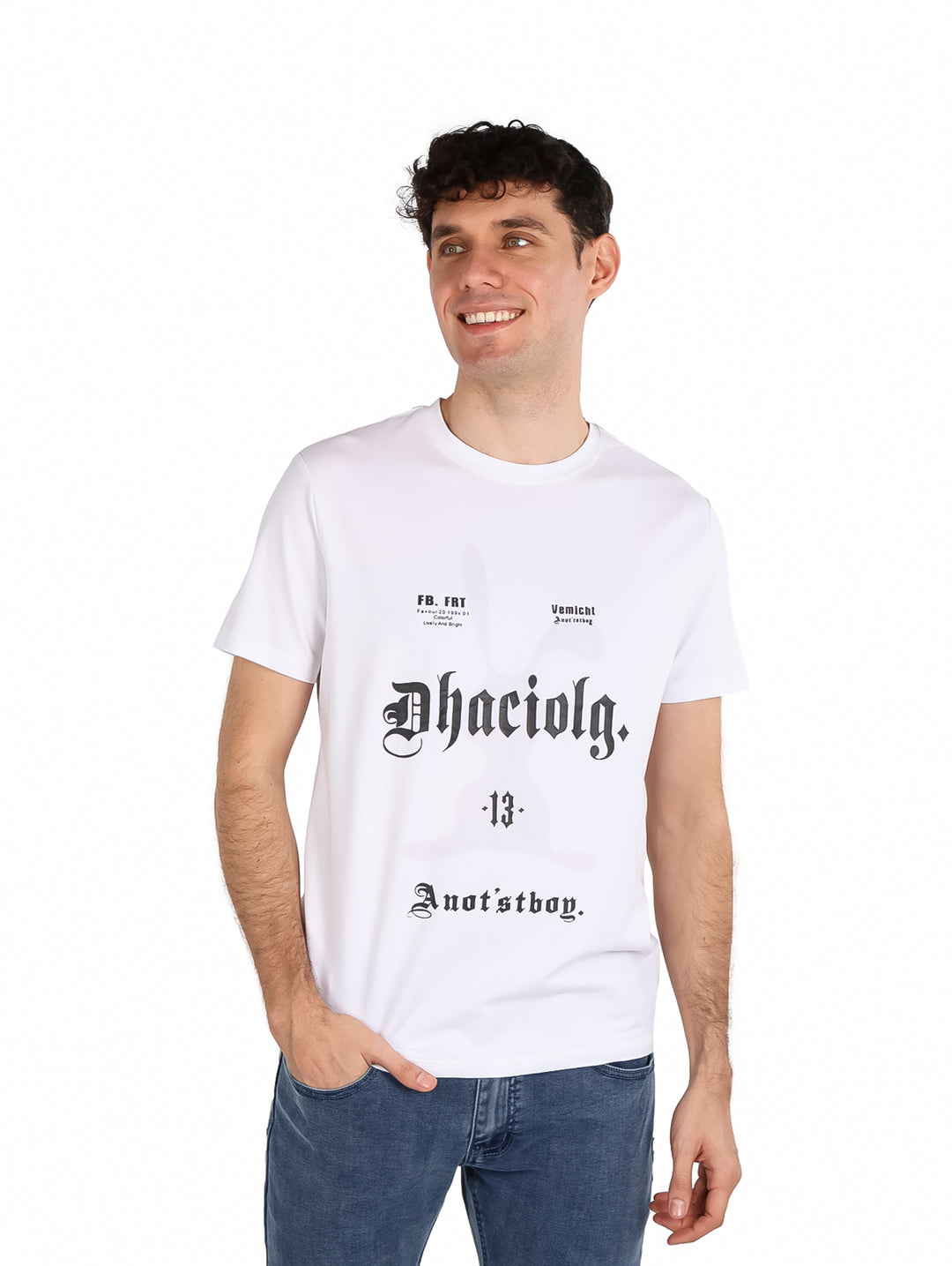 Hombre vistiendo una playera blanca de manga corta con estampado negro en el pecho.