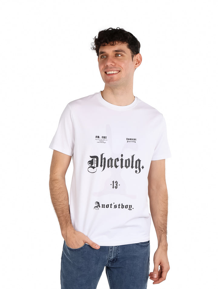 Hombre vistiendo una playera blanca de manga corta con estampado negro en el pecho.