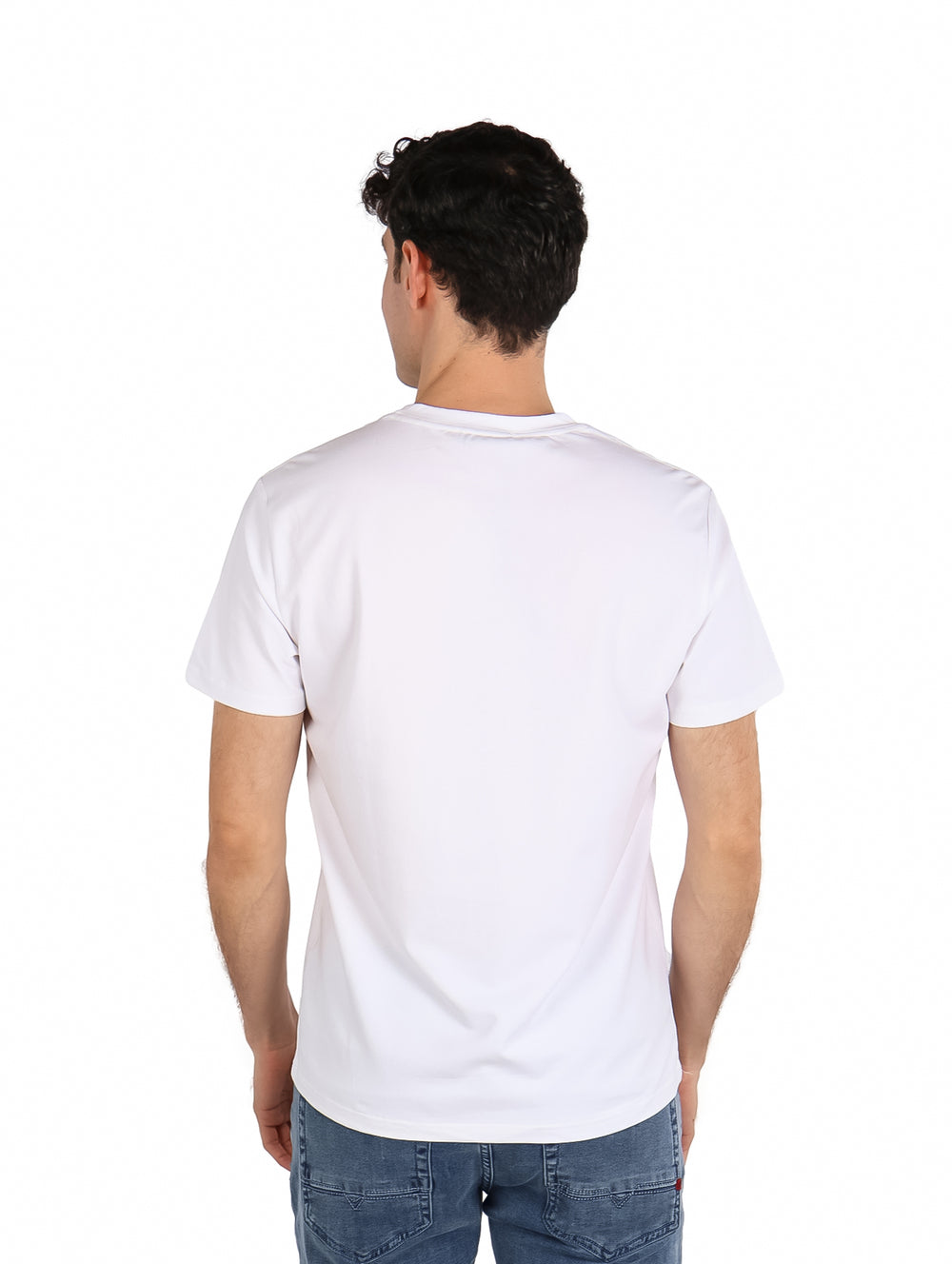 Hombre vistiendo una playera blanca de manga corta con estampado negro en el pecho.