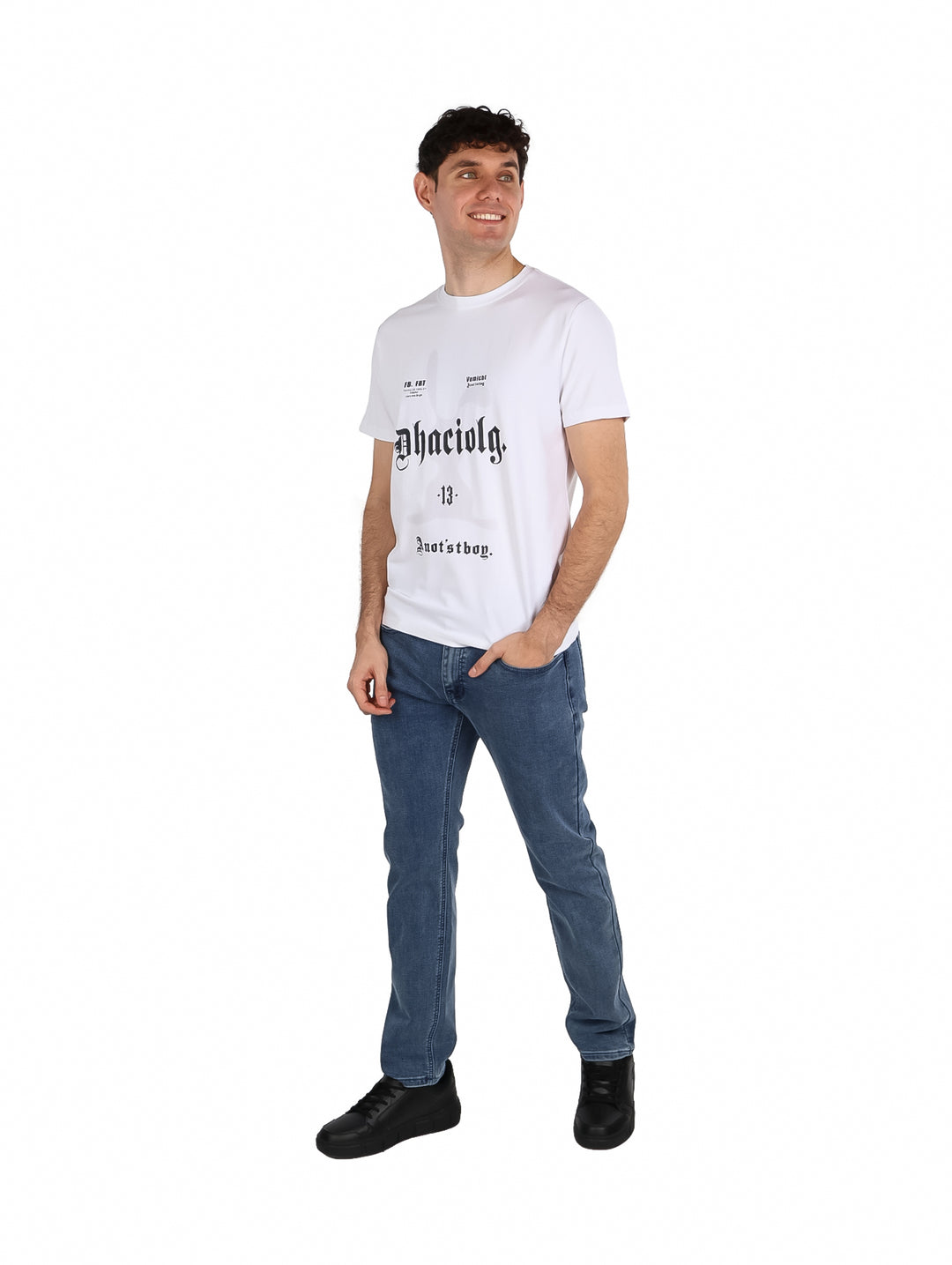 Hombre vistiendo una playera blanca de manga corta con estampado negro en el pecho.