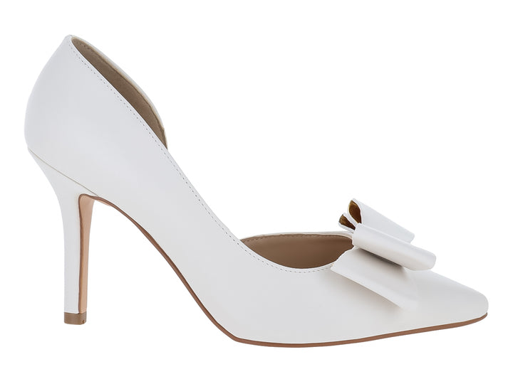 Zapato de tacón alto color blanco con un moño decorativo en la parte frontal.
