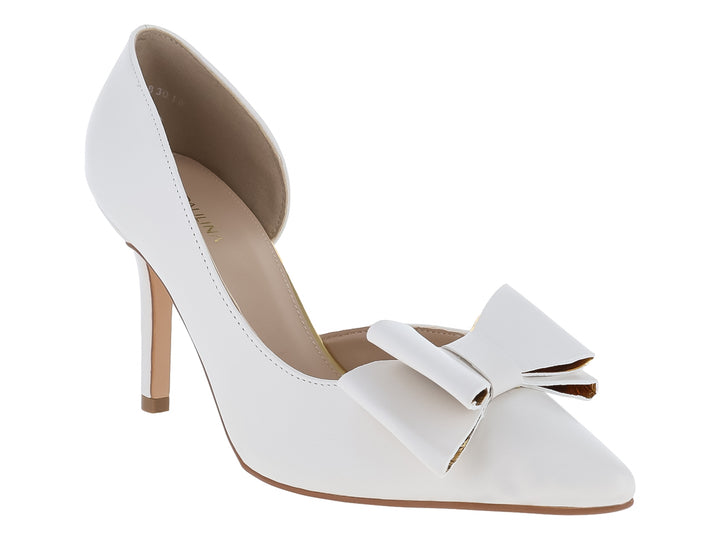 Zapato de tacón alto color blanco con un moño decorativo en la parte frontal.