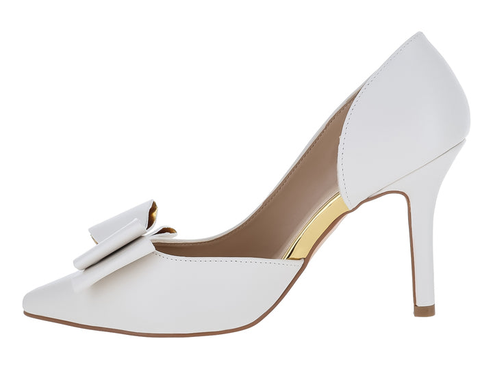 Zapato de tacón alto color blanco con un moño decorativo en la parte frontal.