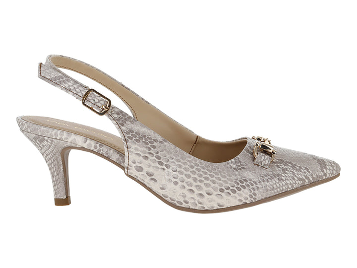 Zapato de tacón color capuchino con estampado de cobra, correa trasera y hebilla frontal para mujer.