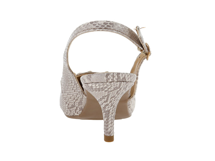 Zapato de tacón color capuchino con estampado de cobra, correa trasera y hebilla frontal para mujer.