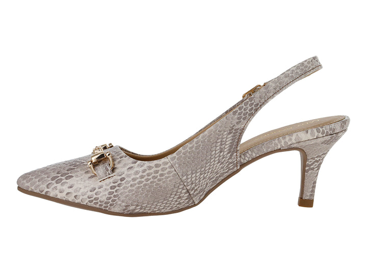 Zapato de tacón color capuchino con estampado de cobra, correa trasera y hebilla frontal para mujer.