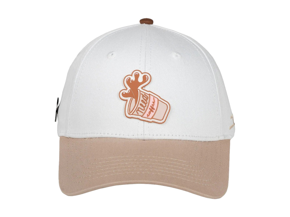 Gorra JC HATS color blanco con visera beige y bordado de una taza de café en el frente.