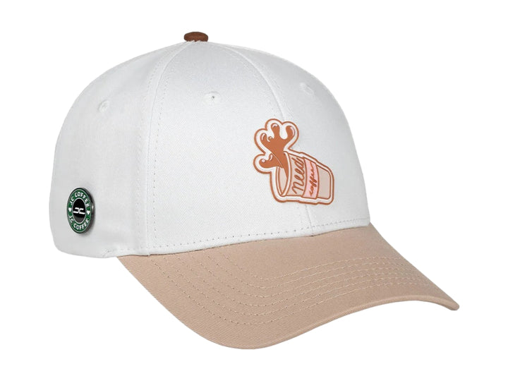 Gorra JC HATS color blanco con visera beige y bordado de una taza de café en el frente.