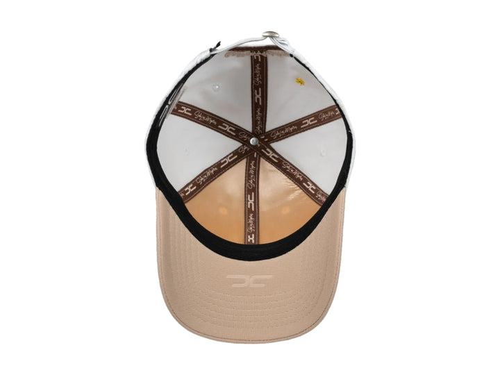 Gorra JC HATS color blanco con visera beige y bordado de una taza de café en el frente.