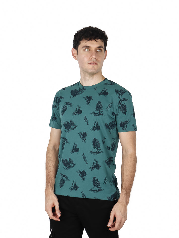 Hombre vistiendo playera verde de manga corta con estampado gráfico en color negro.